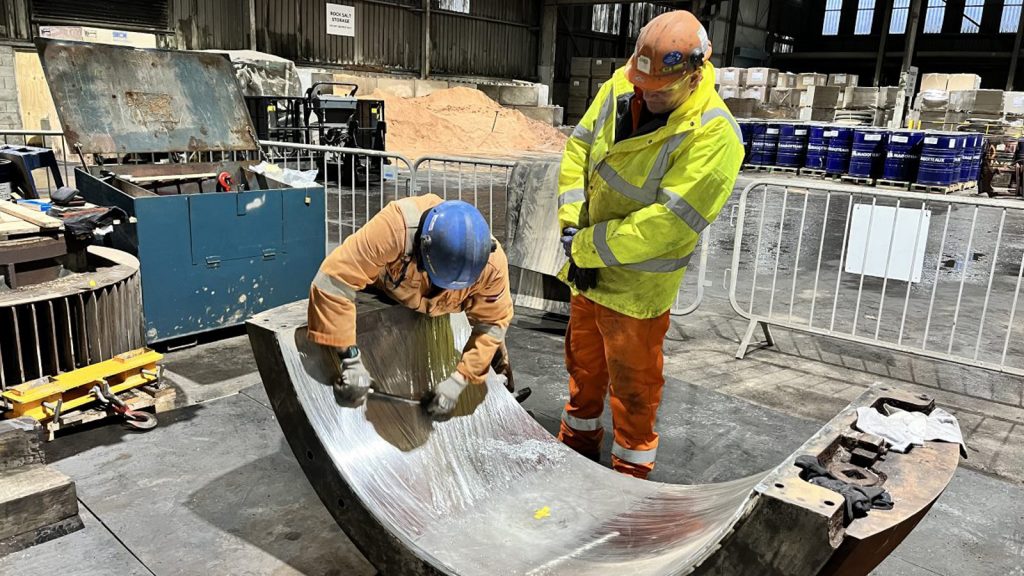 Master and pupil metal bearing scraping